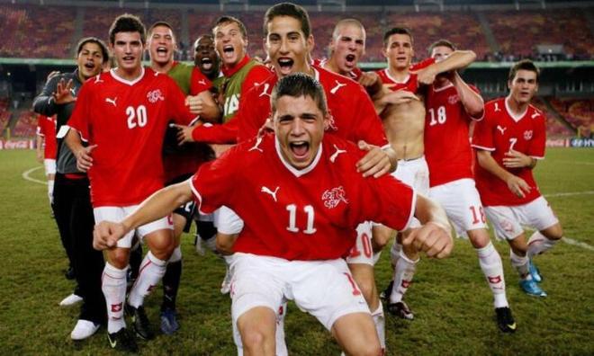 冰球大师赛上演强强对话，燕山霹雳队翻盘荆楚天虎队，战术调整见效；高压逼抢成功的简单介绍爱游戏官网下载