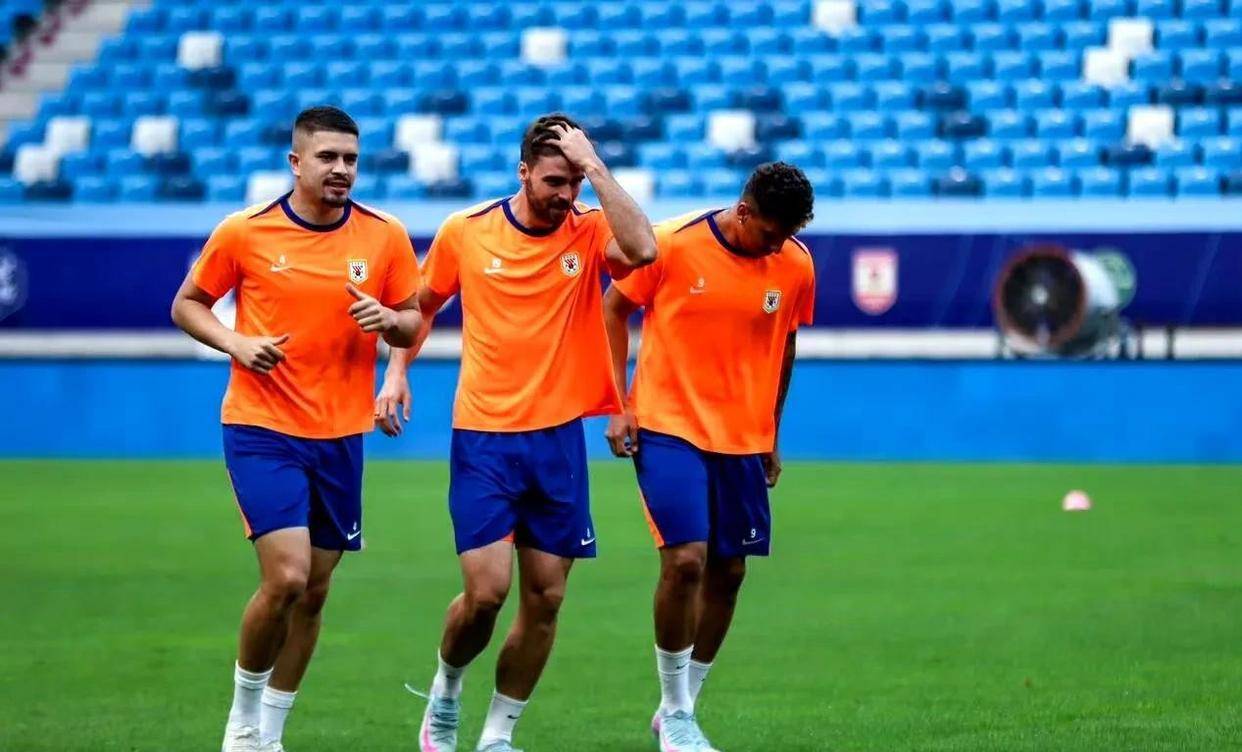 中超关键战走向成谜，巴塞罗那复出首秀，质疑声四起，阵容厚度经受考验的简单介绍爱游戏手游平台